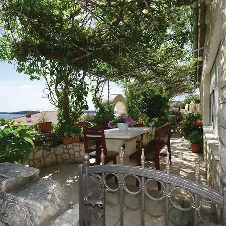 Two-bedroom In Hvar Apartman *